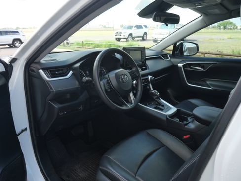 Used 2021 Toyota RAV4 XLE Premium image 18
