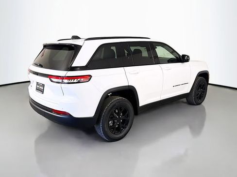 New 2025 Jeep Grand Cherokee Altitude image 7