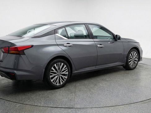 Used 2025 Nissan Altima 2.5 SV FWD image 9