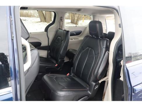 Used 2017 Chrysler Pacifica Touring-L w/ Tire & Wheel Group image 8