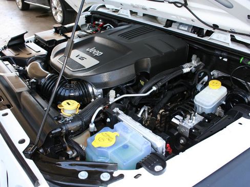 Used 2018 Jeep Wrangler Unlimited Sport w/ Connectivity Group image 29