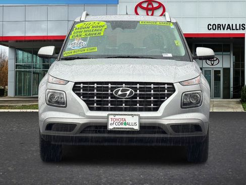 Used 2025 Hyundai Venue SEL image 9
