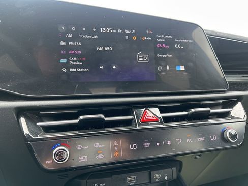 Used 2023 Kia Niro EX image 9