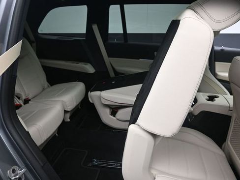 Used 2025 Mercedes-Benz GLS 450 4MATIC image 29