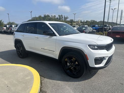 New 2025 Jeep Grand Cherokee Limited w/ Black Appearance Package AWD/4WD image 5