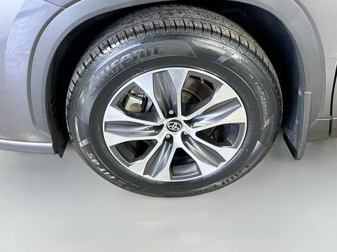 Used 2021 Toyota Highlander XLE AWD/4WD image 16