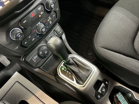 Certified 2022 Jeep Renegade Latitude w/ Convenience Group image 18