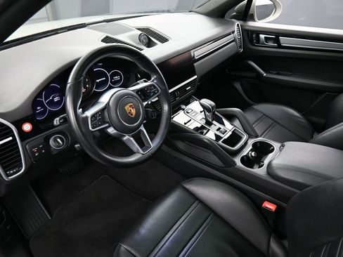Certified 2023 Porsche Cayenne Platinum Edition image 4