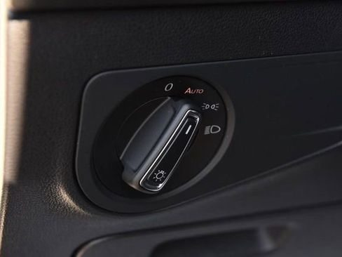 Used 2023 Volkswagen Tiguan SE w/ Panoramic Sunroof Package image 10