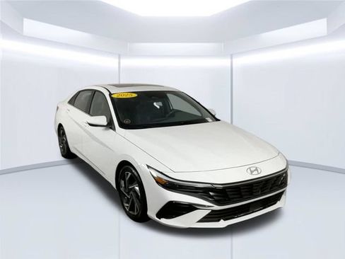 Used 2025 Hyundai Elantra SEL FWD image 2