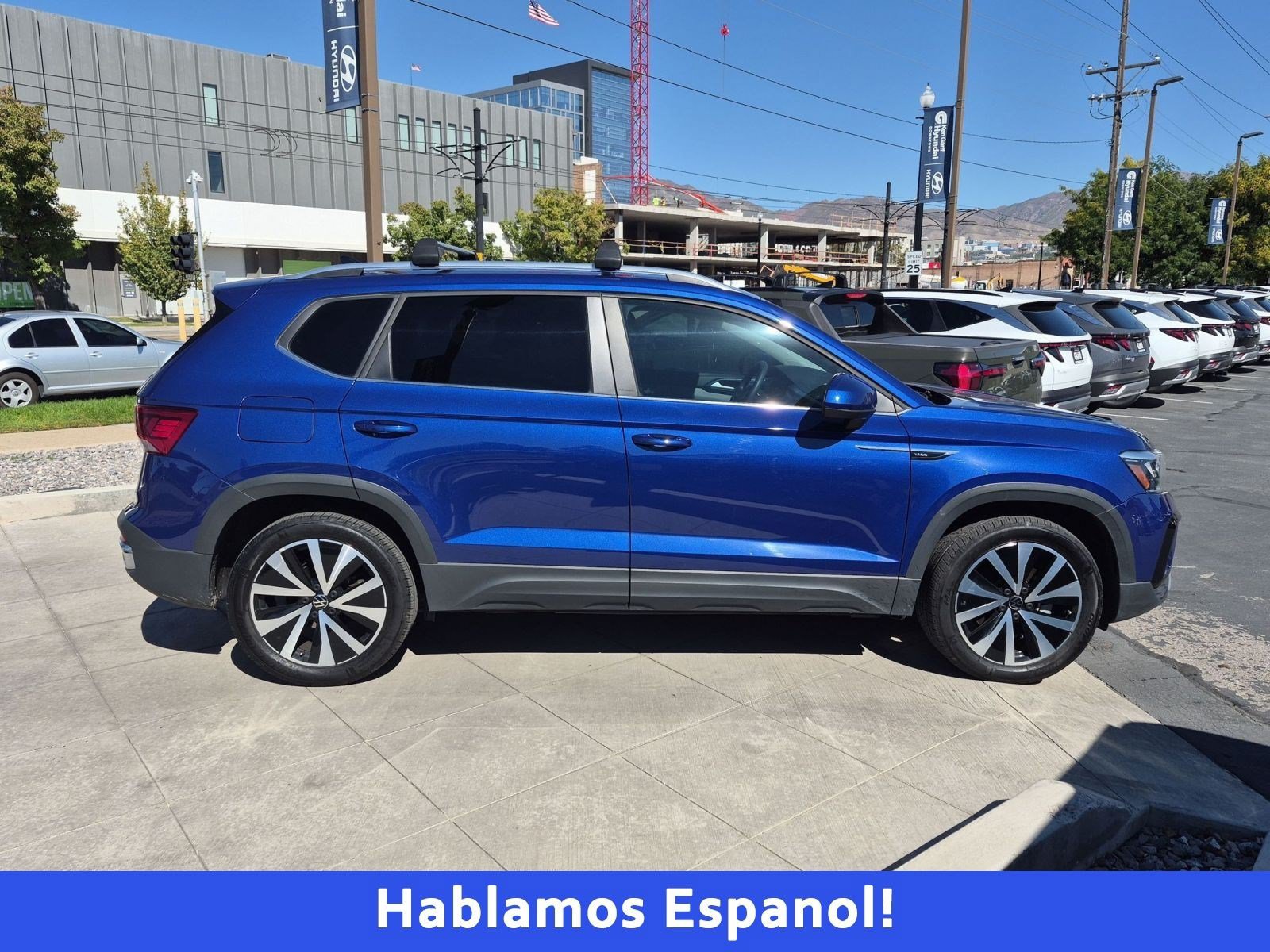 Used 2022 Volkswagen Taos SE FWD image 2