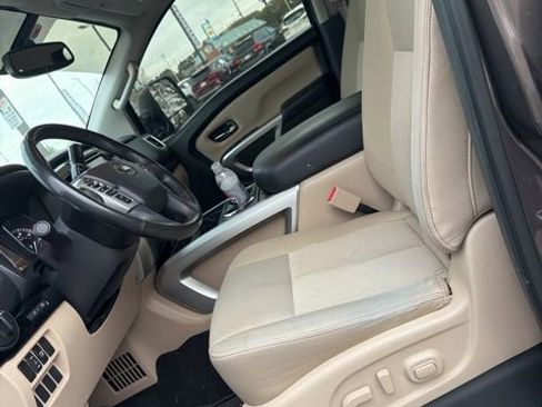 Used 2019 Nissan Titan SV w/ SV Convenience Package image 13