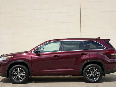 Used 2018 Toyota Highlander Plus AWD/4WD image 44