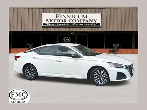 Used 2025 Nissan Altima 2.5 SV FWD image 1