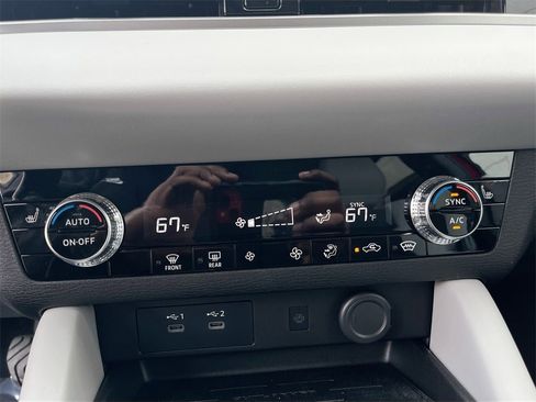 New 2025 Mitsubishi Outlander SE image 16