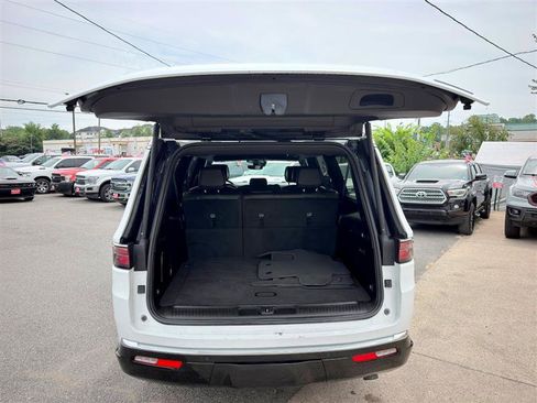 Used 2024 Jeep Wagoneer L Series II RWD image 4