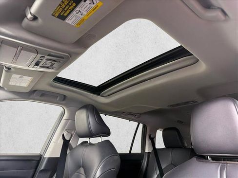 Used 2021 Toyota Highlander XLE FWD image 2