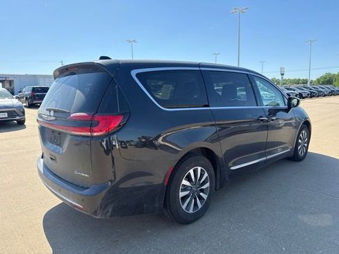Used 2023 Chrysler Pacifica Limited FWD image 2