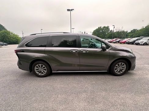 Used 2022 Toyota Sienna XLE AWD/4WD image 2