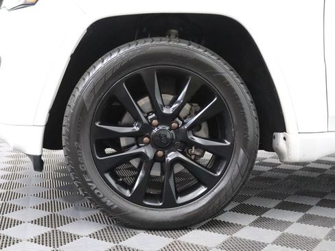 Used 2017 Jeep Grand Cherokee Altitude AWD/4WD image 6