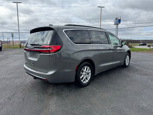 Used 2022 Chrysler Pacifica Touring-L image 8