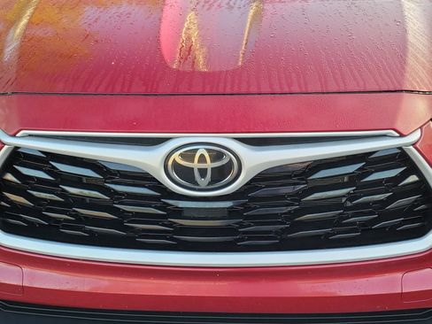 Used 2023 Toyota Highlander XLE image 5