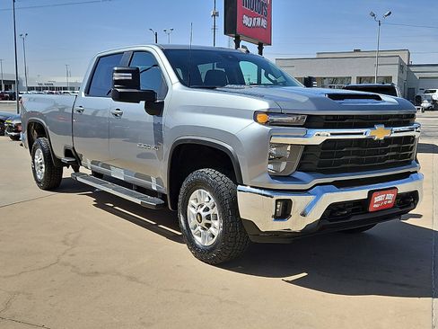 Used 2025 Chevrolet Silverado 2500 LT w/ Convenience Package image 4