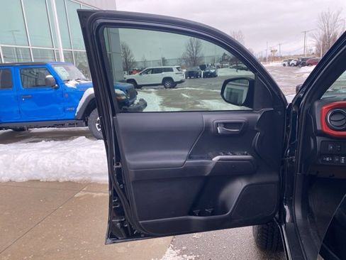 Used 2020 Toyota Tacoma TRD Off-Road image 9