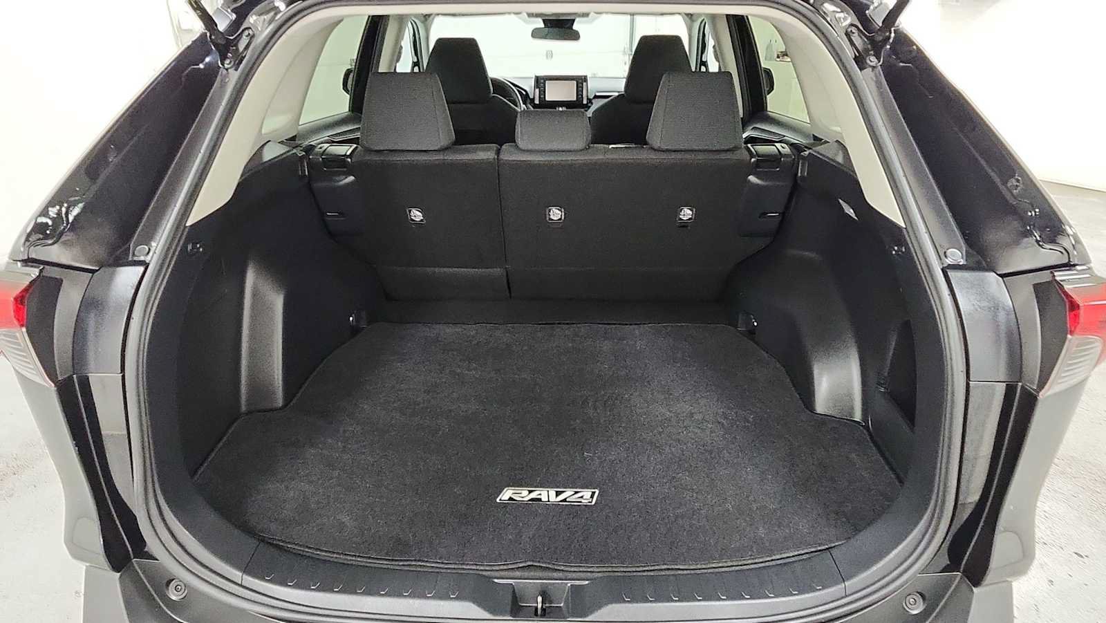 Certified 2019 Toyota RAV4 LE w/ Carpet Mat Package AWD/4WD image 27