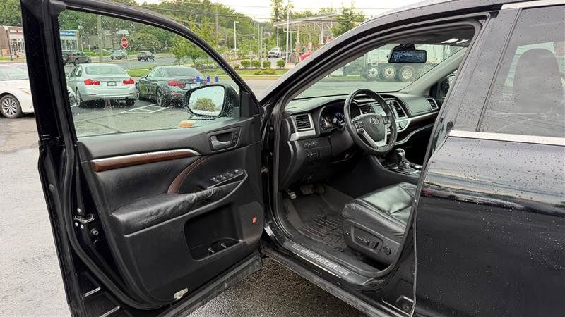 Used 2015 Toyota Highlander Limited Platinum AWD/4WD image 14