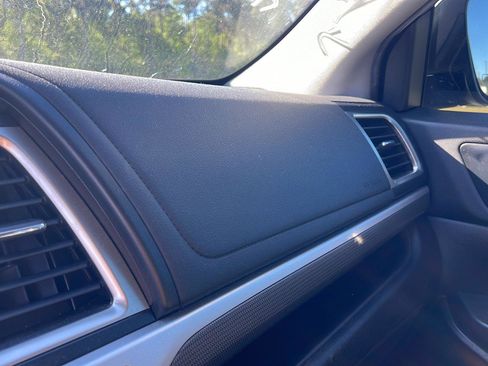 Used 2019 Toyota Highlander SE image 18