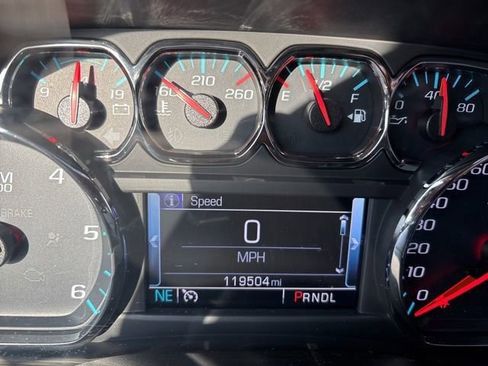 Used 2018 Chevrolet Suburban LT w/ LT Signature Package image 3