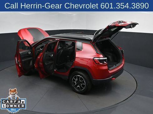 Used 2025 Jeep Compass Trailhawk AWD/4WD image 2