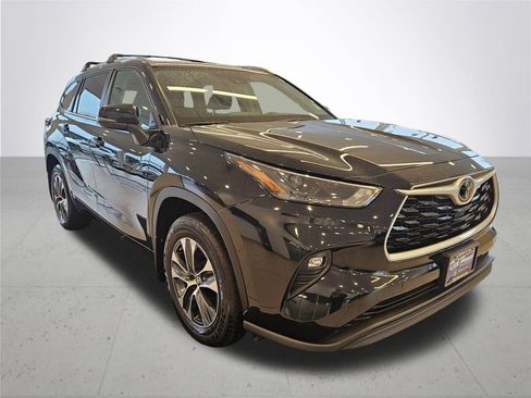 Used 2023 Toyota Highlander XLE AWD/4WD image 5