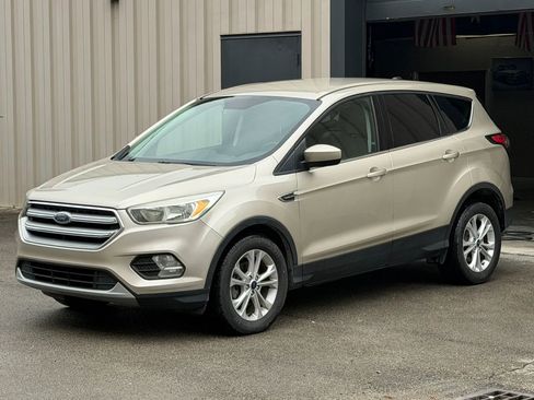Used 2017 Ford Escape SE w/ SE Cold Weather Package FWD image 3