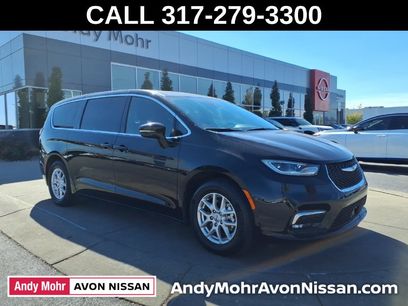 Used 2025 Chrysler Pacifica Select