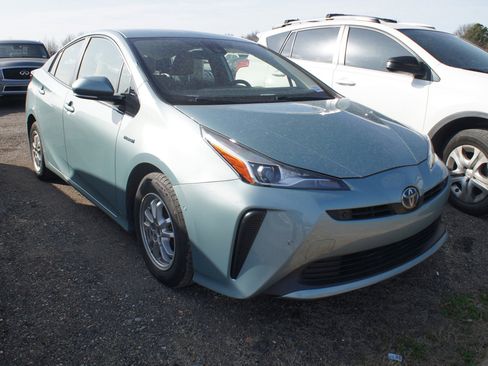 Used 2019 Toyota Prius LE image 3