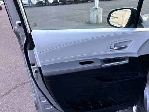 Used 2025 Toyota Sienna XLE FWD image 11