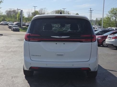 Used 2023 Chrysler Pacifica Touring-L image 10