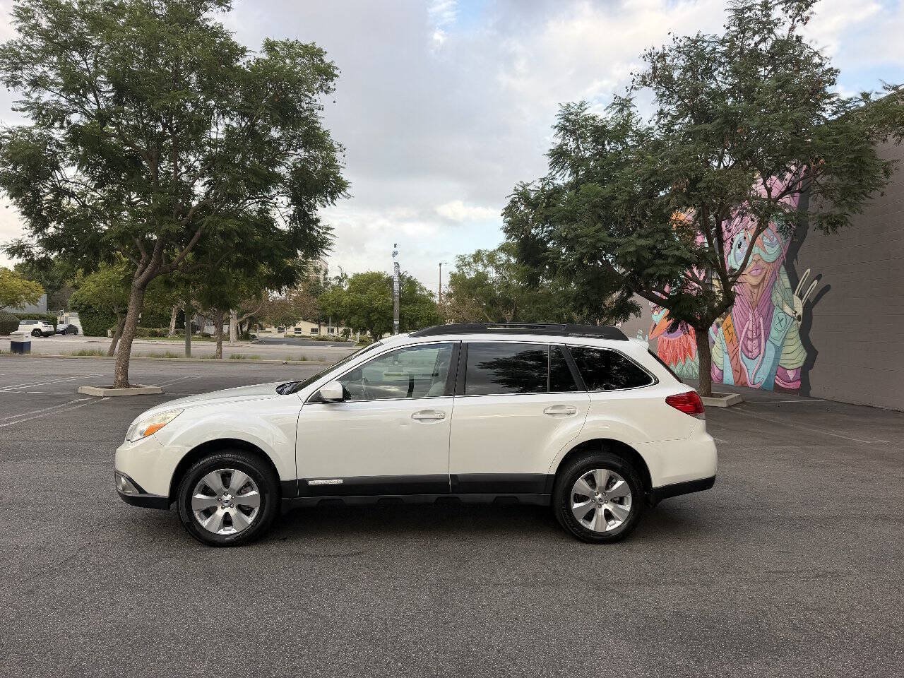 Used 2012 Subaru Outback 3.6R Limited w/ Moonroof Pkg AWD/4WD image 2