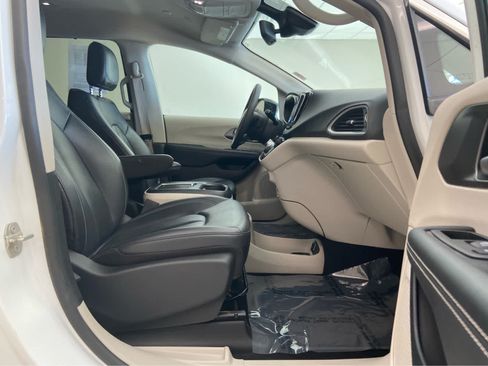 Used 2024 Chrysler Pacifica Touring-L FWD image 19