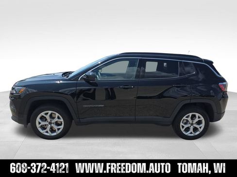 Used 2025 Jeep Compass Latitude w/ Sun & Sound Group AWD/4WD image 3