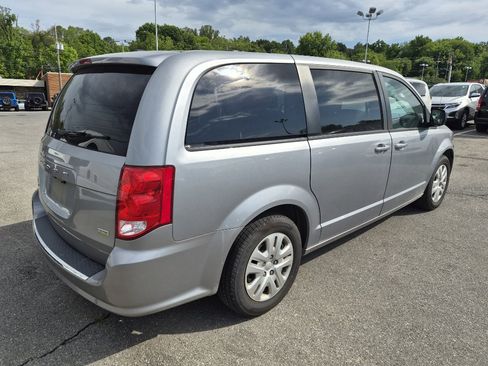 Used 2018 Dodge Grand Caravan SE w/ UConnect Hands-Free Group FWD image 3