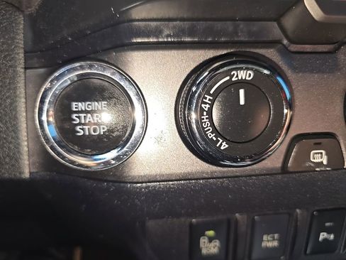 Used 2020 Toyota Tacoma TRD Off-Road w/ Technology Package AWD/4WD image 26