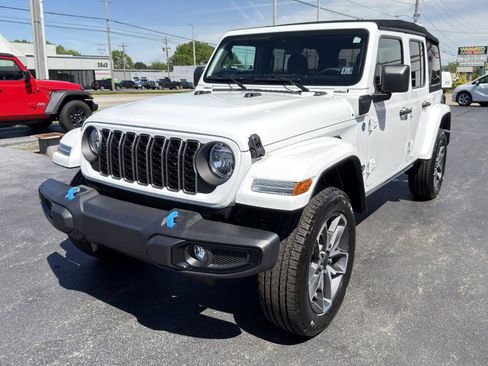 Used 2024 Jeep Wrangler Unlimited w/ Convenience Group AWD/4WD image 8