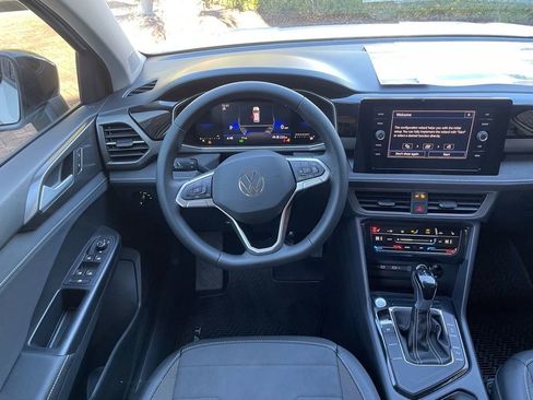 New 2026 Volkswagen Taos SE FWD image 5