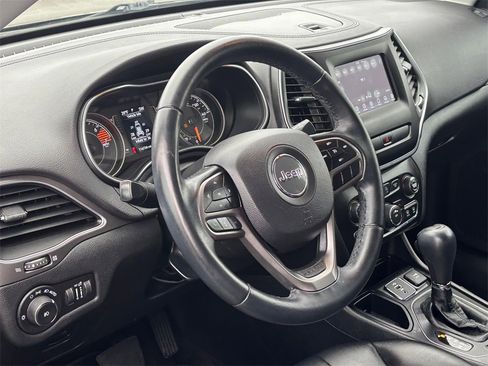 Used 2019 Jeep Cherokee Latitude Plus image 9