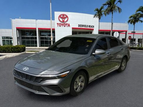 Used 2024 Hyundai Elantra SE FWD image 3