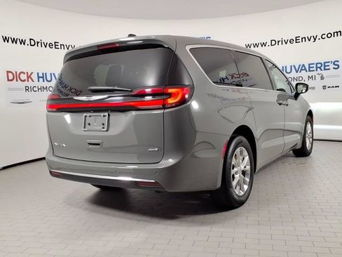 Used 2023 Chrysler Pacifica Touring-L AWD/4WD image 4