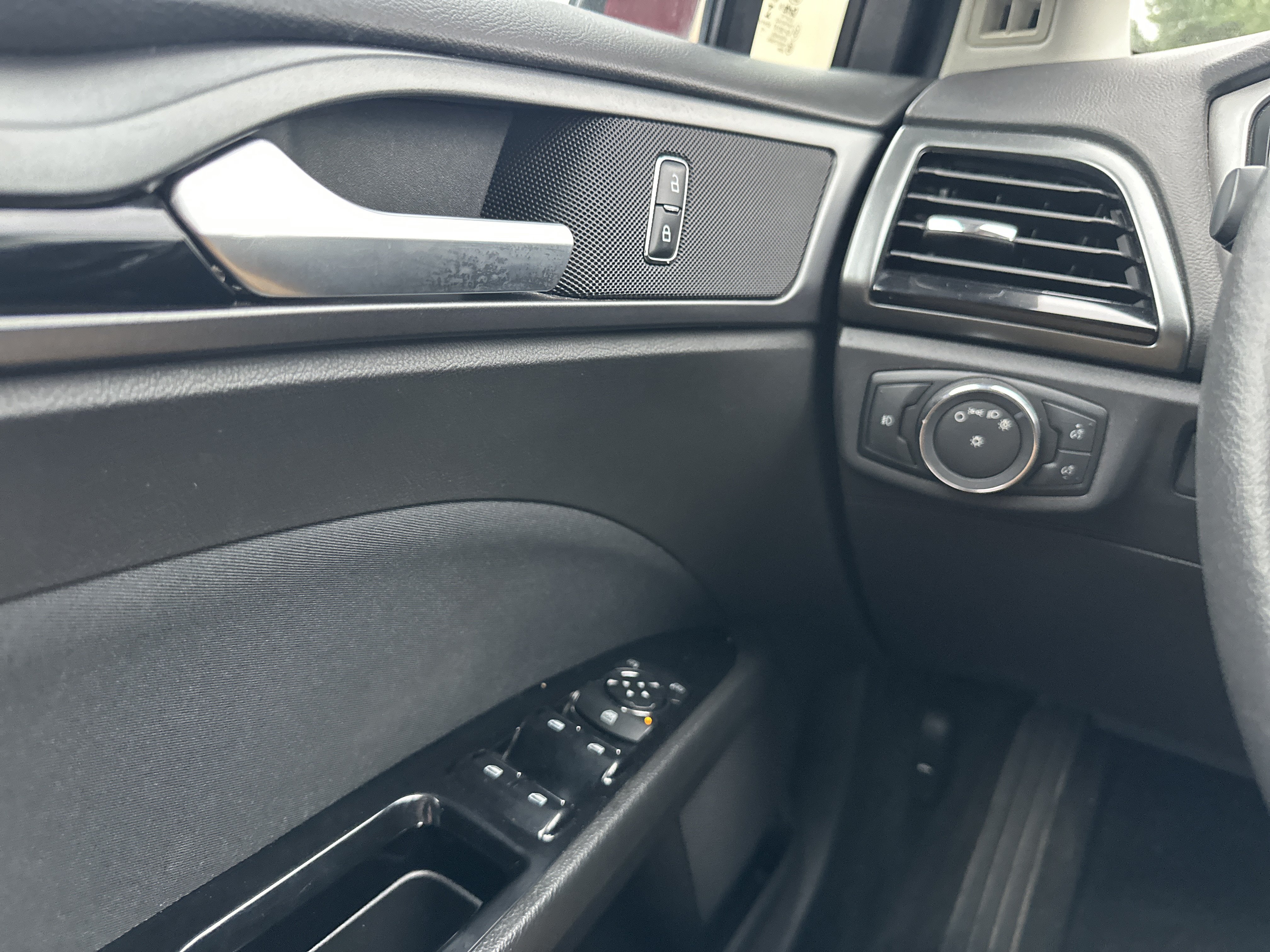 Used 2016 Ford Fusion SE FWD image 26